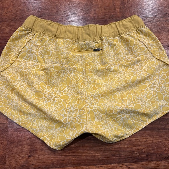 The North Face Shorts Bamboo Golden Yellow Women’s Size Small - Picture 6 of 7